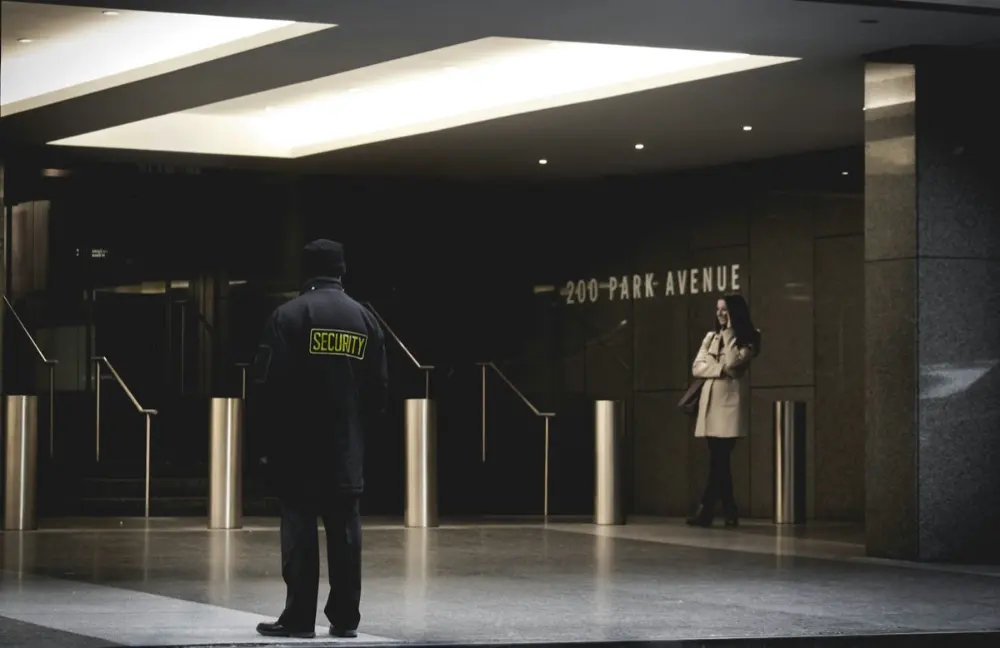 Vigilante de seguridad en el hall de entrada de un edificio corporativo